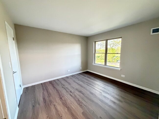 Building Photo - 127 Glengarry Dr