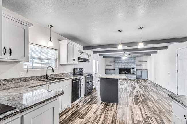 Building Photo - 1300 Bonham Ave