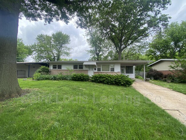 Building Photo - 2045 Thunderbird Ave
