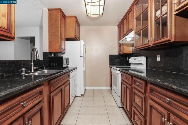 Building Photo - 2500 Laguna Cir