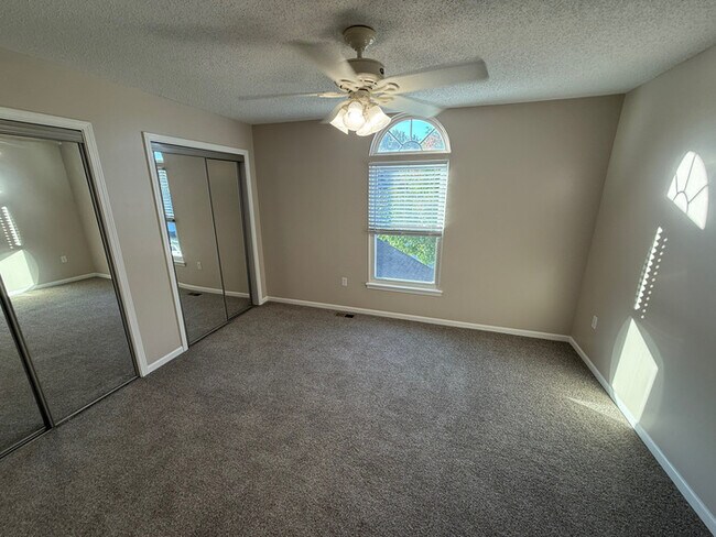 Building Photo - 2 Bed, 1.5 Bath Renovated Townhome!