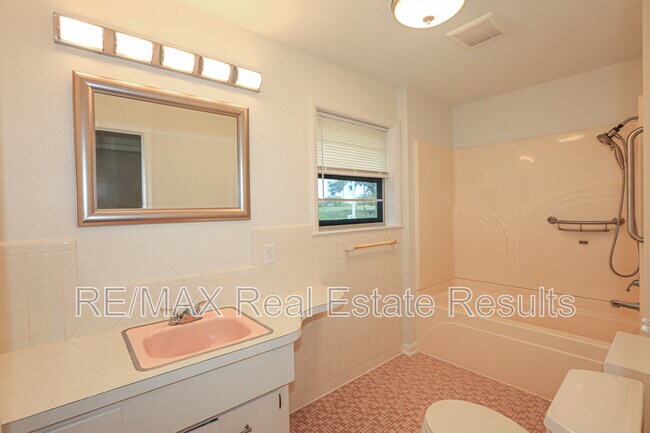 Building Photo - 1741 E 1st Ave