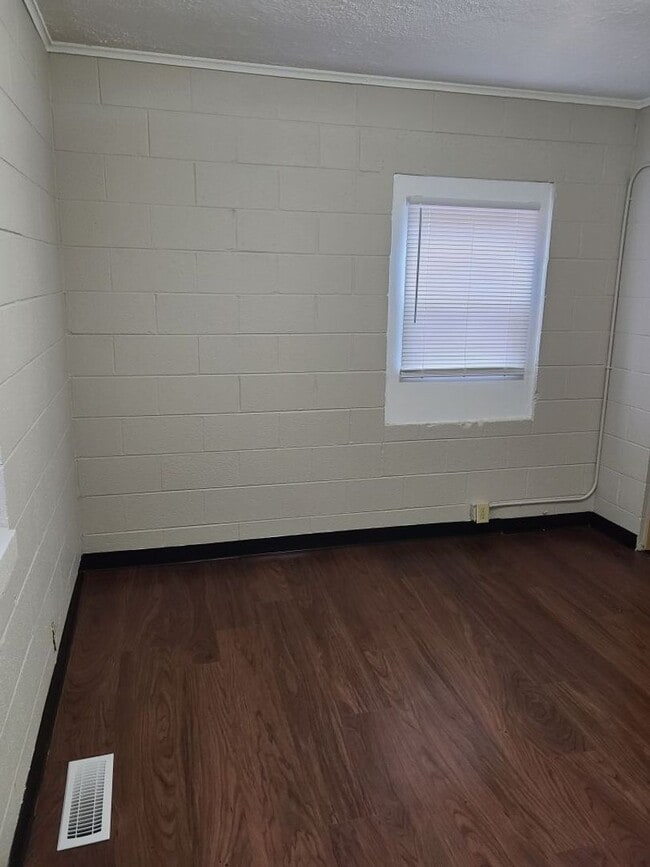 Building Photo - Spacious 2BR/1BA located on the west side of Indy close to downtown