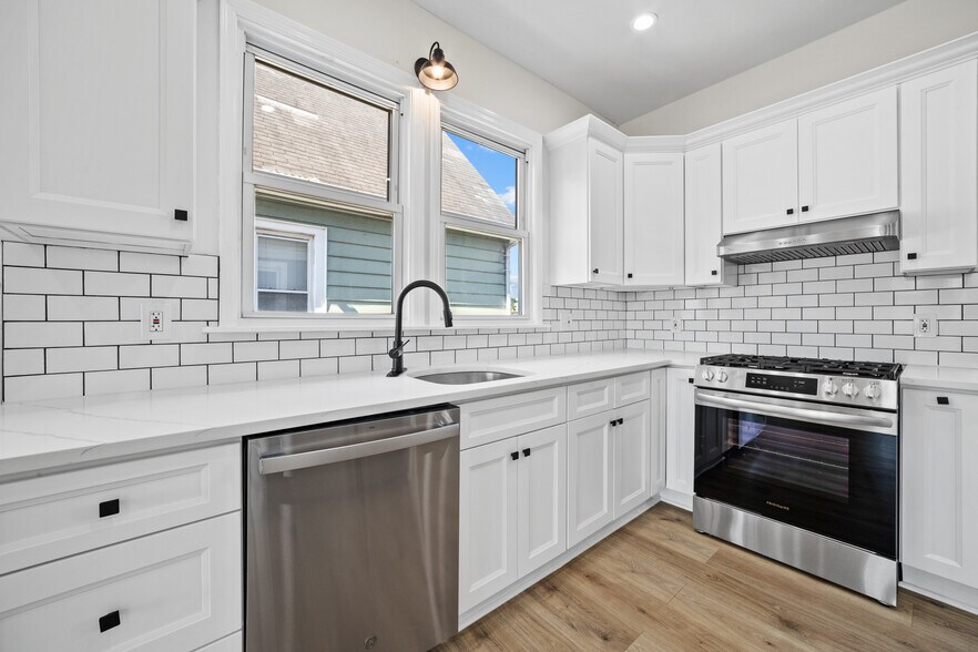 Kitchen - 129 Banta Ave