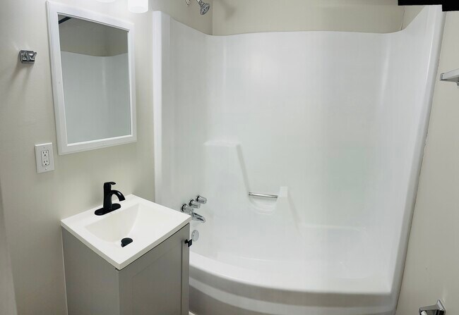 Building Photo - Ivy Ridge Apartments 130-138