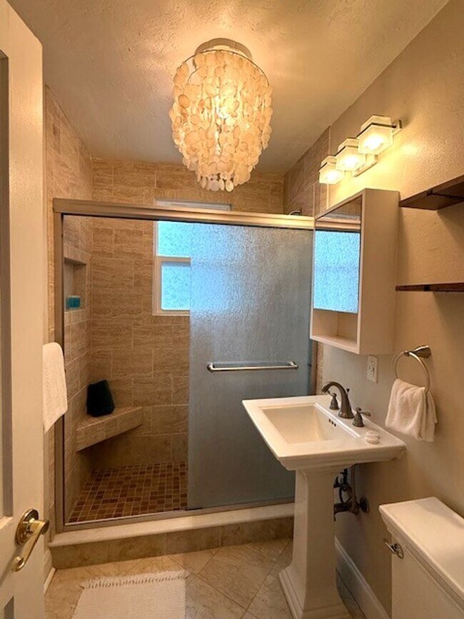 Building Photo - Downtown Bungalow