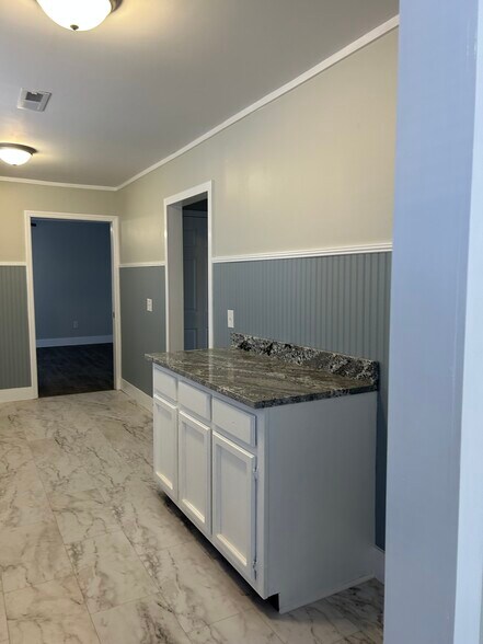 Building Photo - 600 Villard Dr