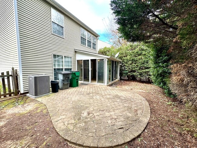 Building Photo - 2029 Chinabrook Ct