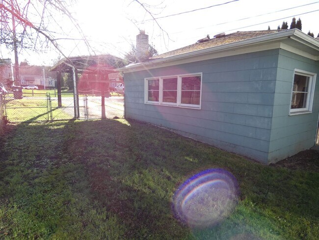 Building Photo - 822 E Seventh - Central Charmer