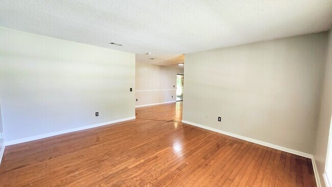 Building Photo - Welcome to this charming 3-bedroom, 2-bath...
