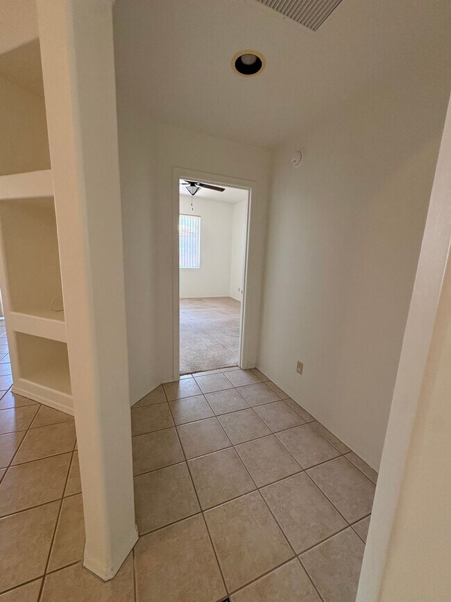 Building Photo - Well Maintained Home in  East Side Gated Community- 3Bd-A/C-Community Pools !!