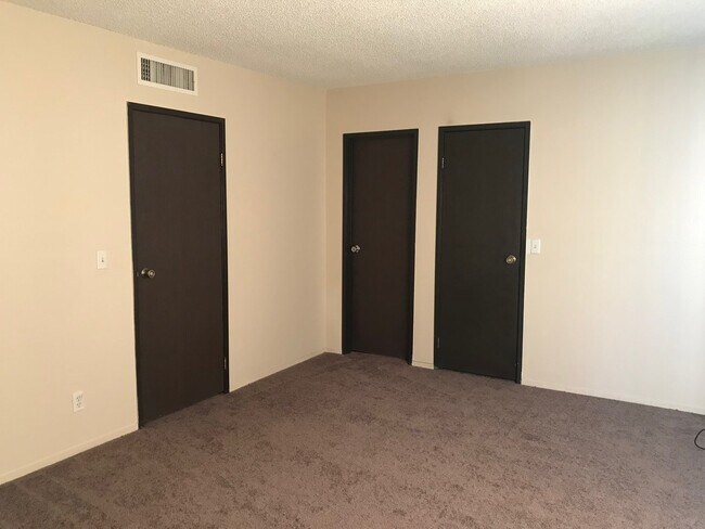 Building Photo - BEAUTIFUL 2 BEDS 1 1/2  BATHROOM APARTMENT