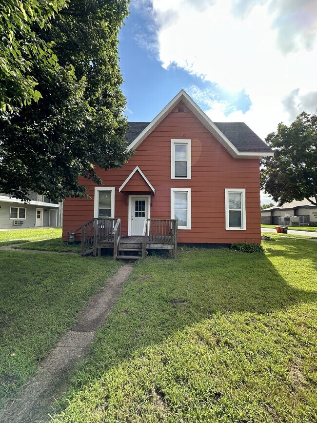 Primary Photo - 4 Bed 1 Bath near UWEC, Water Street, and ...