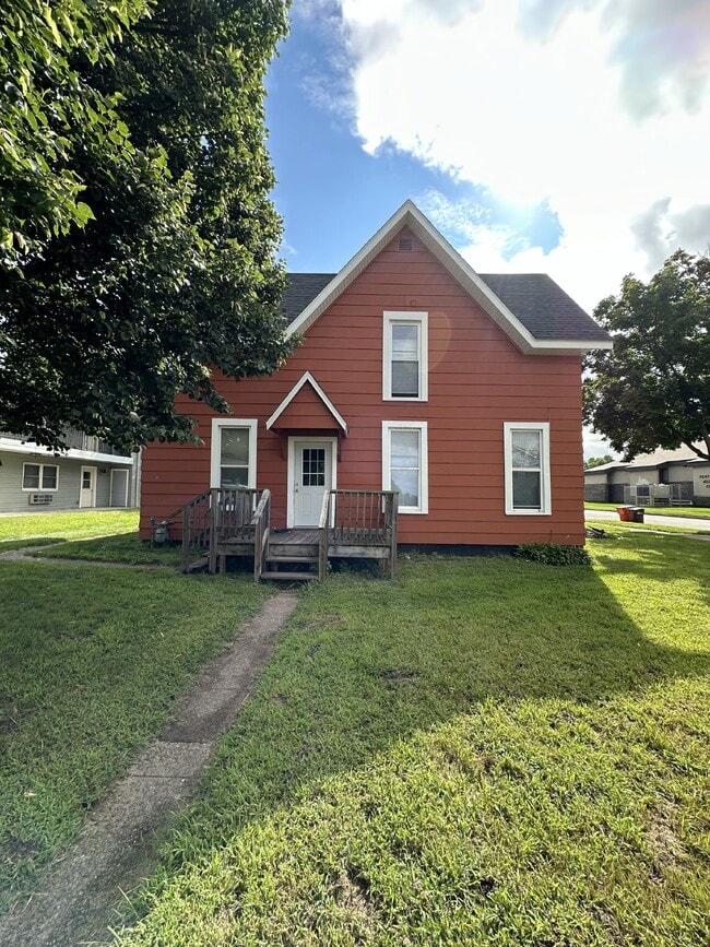 Primary Photo - 4 Bed 1 Bath near UWEC, Water Street, and Sonnentag!