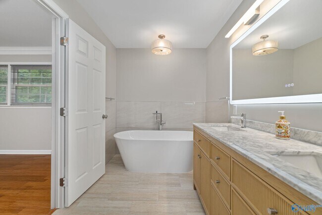 Building Photo - 820 Tannahill Dr SE