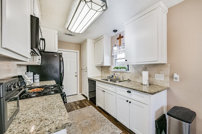 Building Photo - 3007 Chester Dr