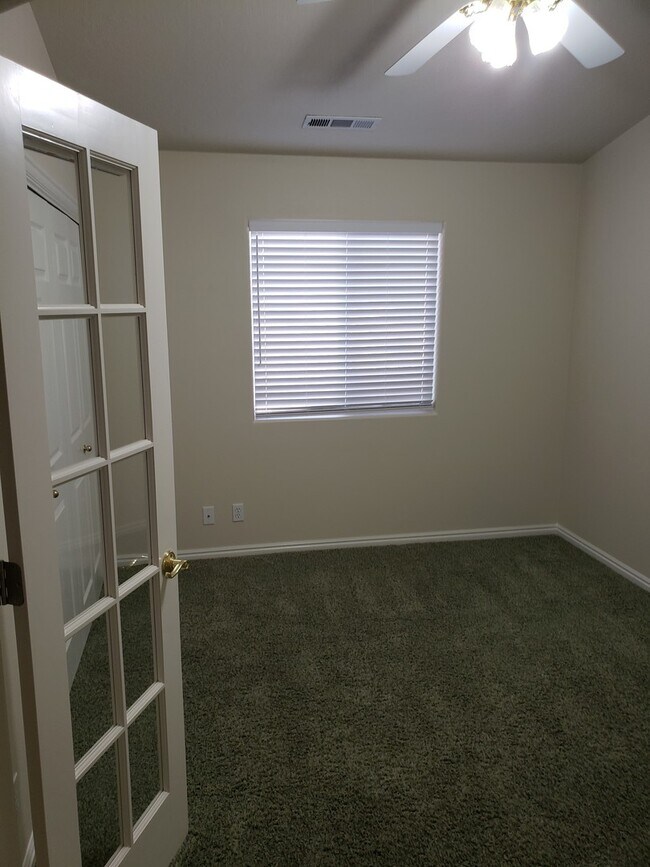 Building Photo - Bright Home with 2 Car Garage