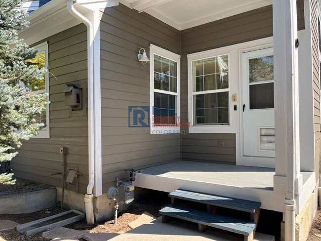 Building Photo - 737 Snowberry St