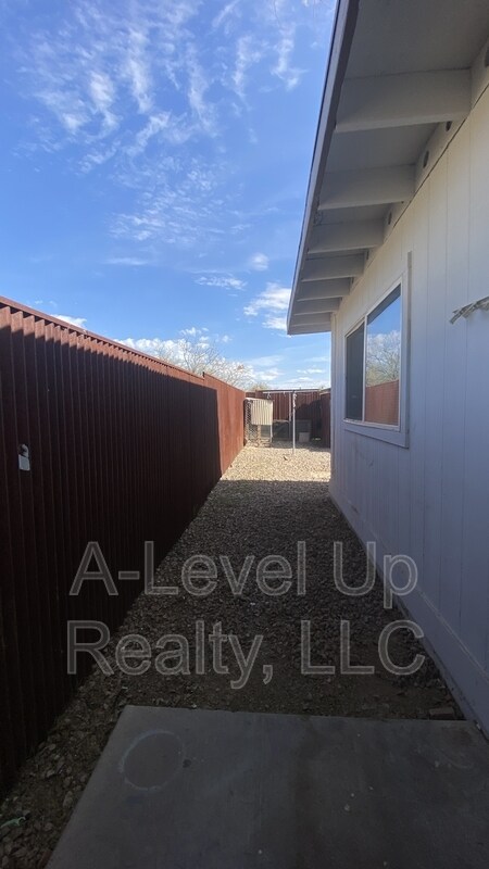 Building Photo - 5745 S Southland Blvd