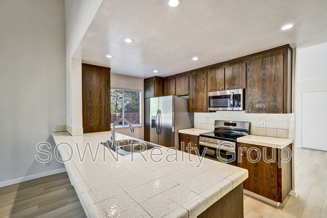 Building Photo - 36845 Reynolds Dr