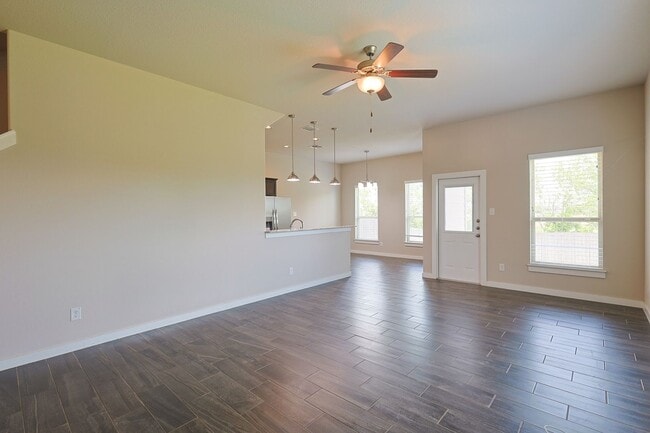 Building Photo - Large Modern Four Bedroom Duplex