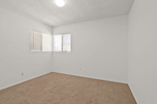 Building Photo - Refreshed 1 Bed 1 Bath Apartment with Parking