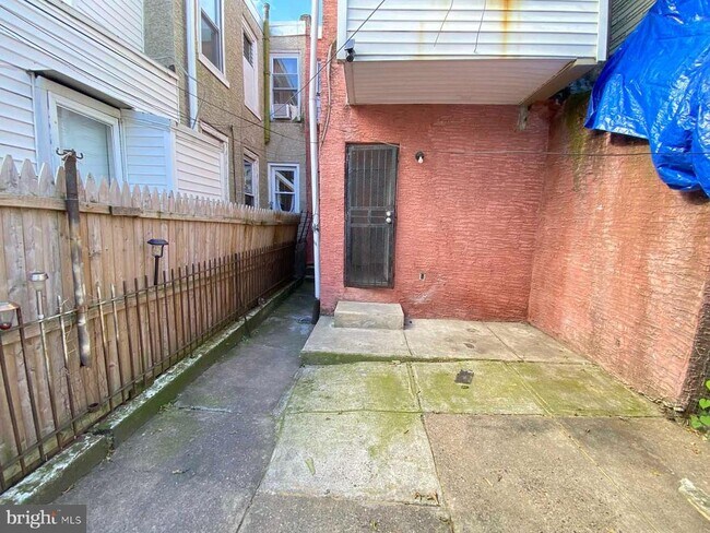 Building Photo - 1821 E Clementine St