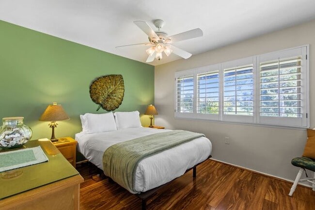 Building Photo - Sweeping Views! Rare and Peaceful 5-home e...
