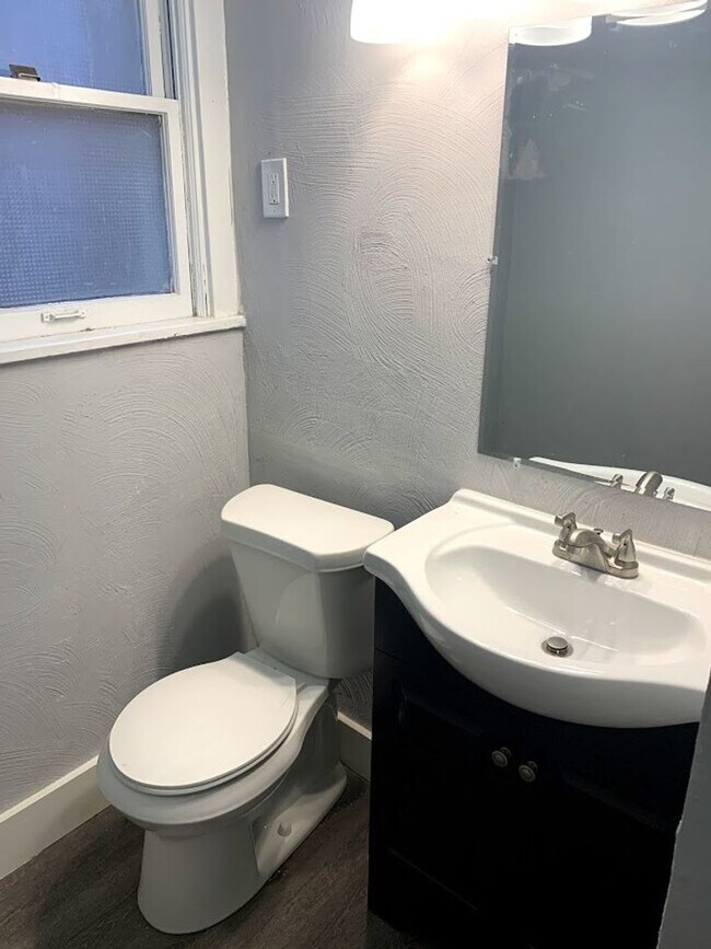 Building Photo - Completely Updated 3 Bed, 1 Bath Home in H...