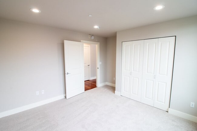 Building Photo - 2Bd/2Ba Mercer Island Condo