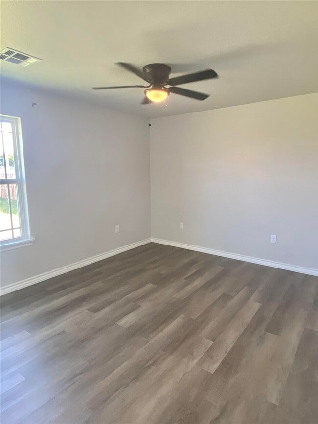 Building Photo - 210 Meadowlark Ln