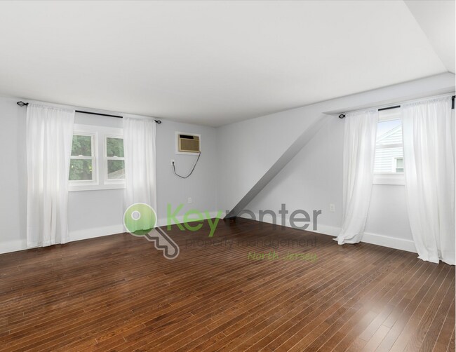 Building Photo - Charming Clifton Cape on a Tree-Lined Stre...