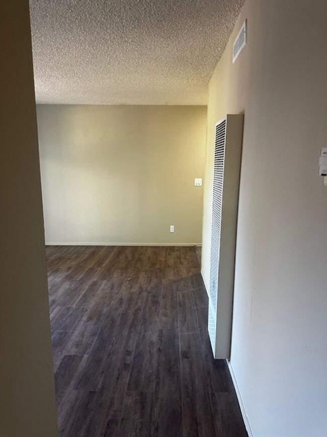 Building Photo - 2 bedroom & 1 bath condo in a parklike set...