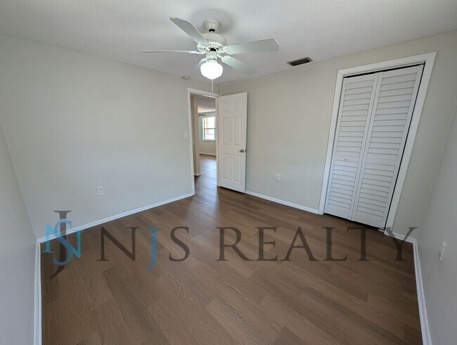 Building Photo - 3 bed,2 bath ~ With garage, workshop & shed!! NEW floors, NEW paint! Updated bathroom & kitchen w...