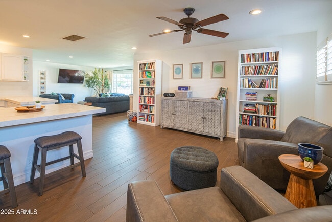 Building Photo - 1909 E Bethany Home Rd