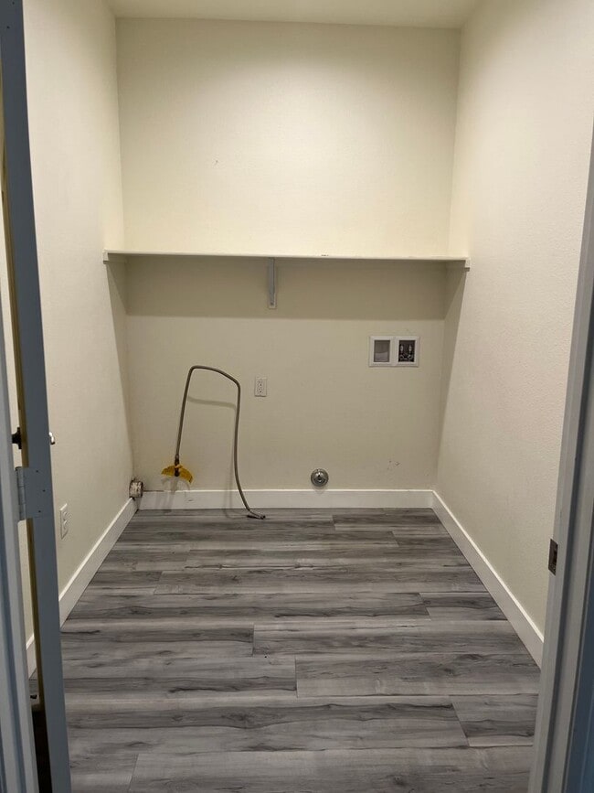 Building Photo - 4 bedroom 3bth Oak Hills area! Close to the 15 Freeway!