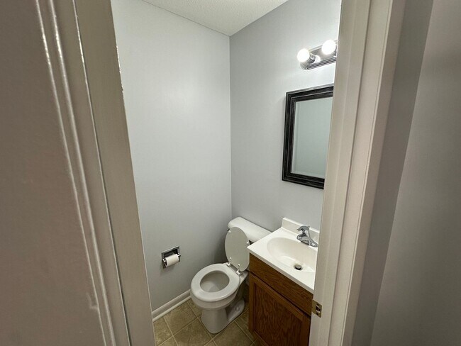 Building Photo - Pet Friendly 2 Bedroom 1.5 Bath Townhome Available Now for Move-in!