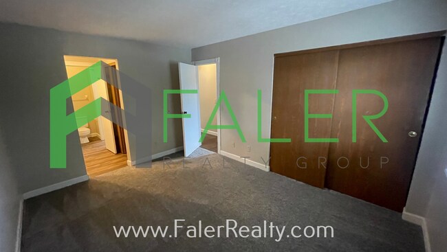 Building Photo - Freshly Updated 2nd Floor Condo