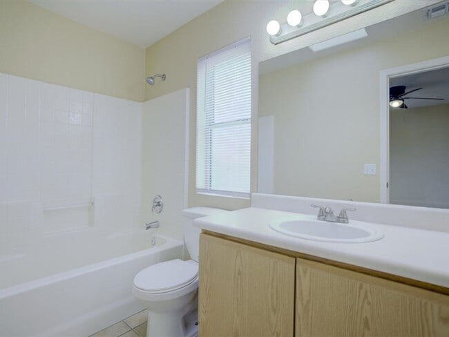 Building Photo - 2 Bedroom 2 Bath Single Story