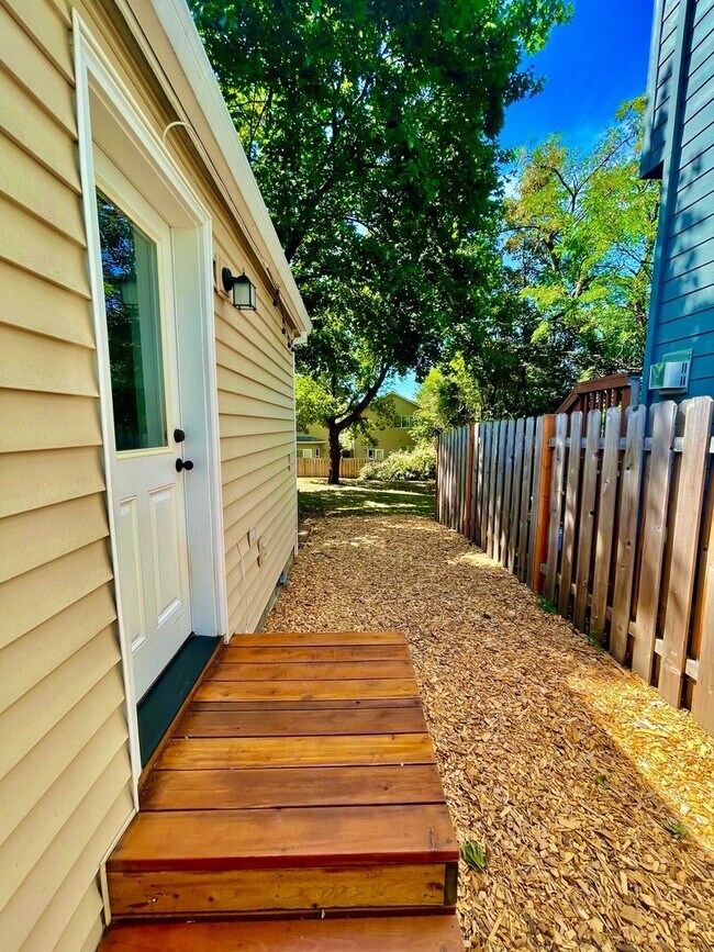 Building Photo - Spacious 3 Bedroom/2 Bath Home with genero...