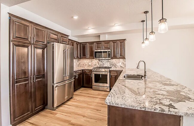 Building Photo - Beautiful river front condo move in ready!
