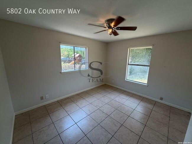 Building Photo - 5802 Oak Country Way