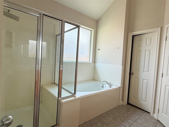Building Photo - 11605 Bay Ledge Dr