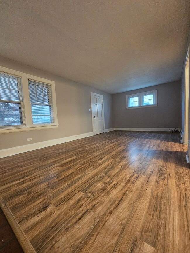 Building Photo - 3 Bed - 1 Full Bath Colonial available for...