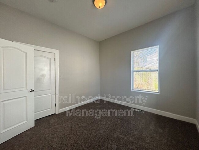 Building Photo - 616 N 10th St