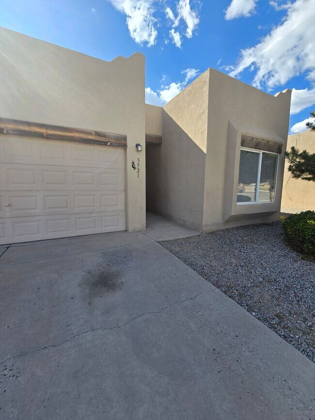 Building Photo - 4 bed, 2 bath home in Northern Meadows