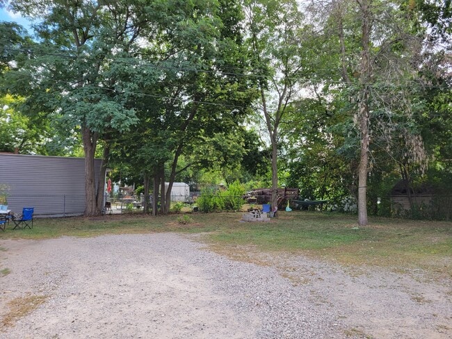 Building Photo - 3 Bed 2 Bath close to UWEC! Available June...