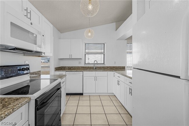 Building Photo - 1733 NE 7th Pl