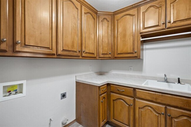 Building Photo - 2124 Trailwood Rd