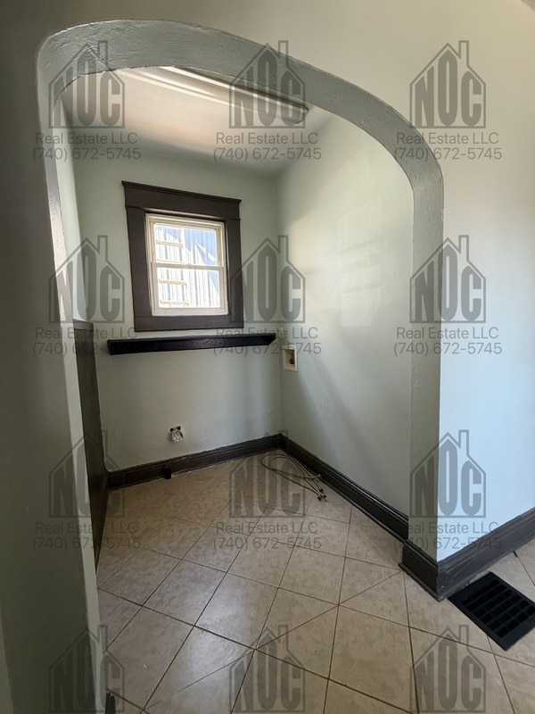 Building Photo - 726 E Main St